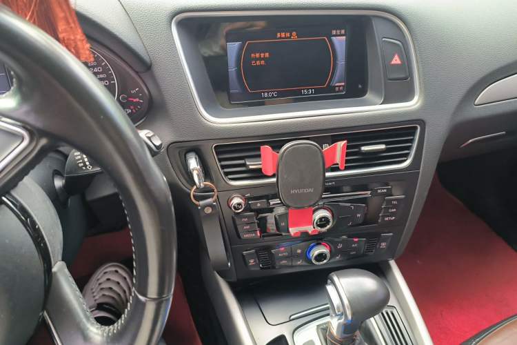 Used Audi Q5 2017 40 TFSI Ambition Edition Audio And AC Panel