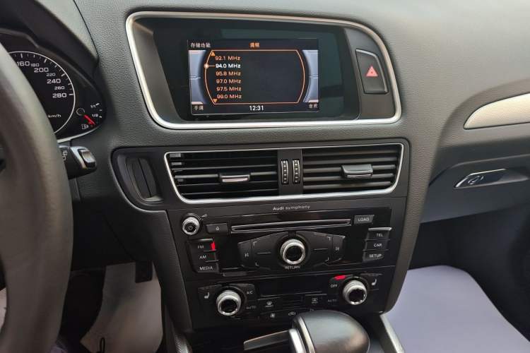 Used Audi Q5 2017 Plus 40 TFSI Technology Model Audio And AC Panel