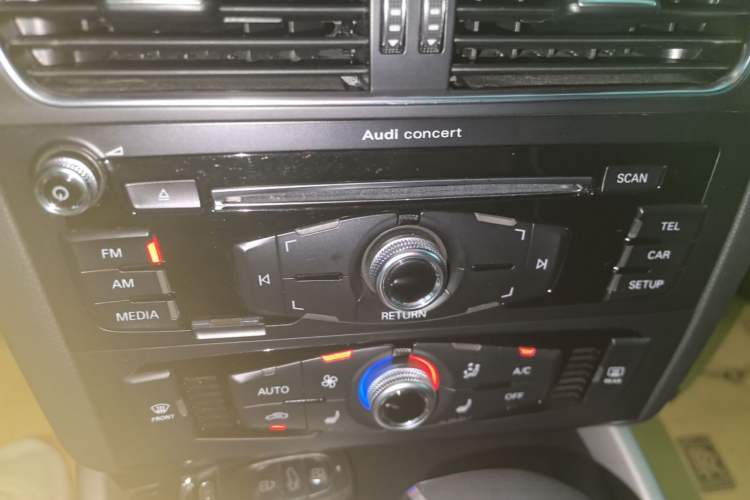 Used Audi Q5 2017 Plus 40 TFSI Ambition Model Audio And AC Panel