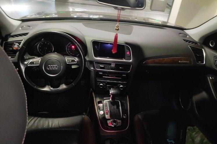 Used Audi Q5 2017 40 TFSI Comfort Model Center Console