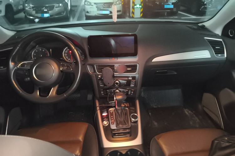 Used Audi Q5 2017 40 TFSI Ambition Edition Center Console