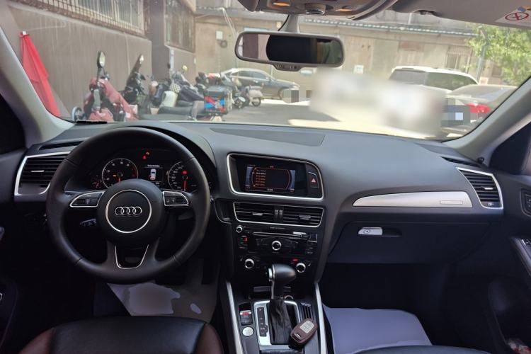 Used Audi Q5 2017 Plus 40 TFSI Technology Model Center Console