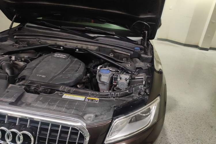 Used Audi Q5 2017 40 TFSI Comfort Model Engine Bay Left