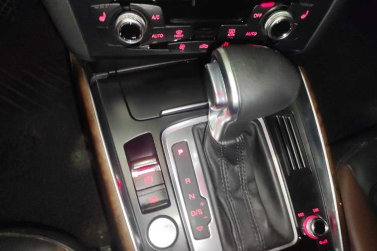 Used Audi Q5 2017 40 TFSI Comfort Model Gear Lever