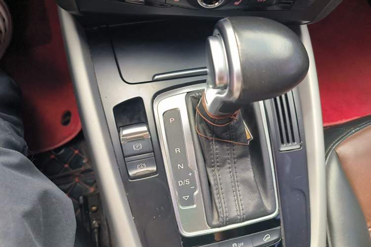 Used Audi Q5 2017 40 TFSI Ambition Edition Gear Lever