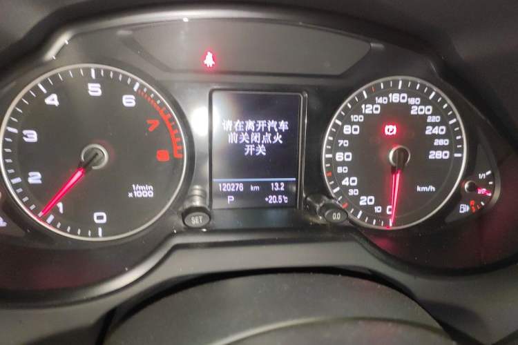 Used Audi Q5 2017 40 TFSI Comfort Model Odometer Close Up
