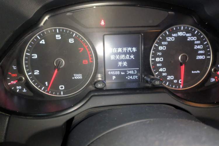 Used Audi Q5 2017 40 TFSI Ambition Edition Odometer Close Up