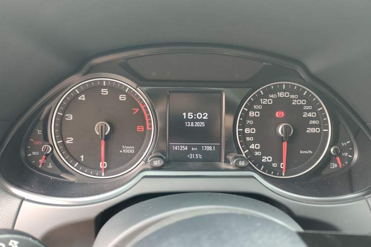 Used Audi Q5 2017 40 TFSI Technology Edition Odometer Close Up