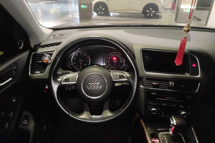 Used Audi Q5 2017 40 TFSI Comfort Model Steering Wheel