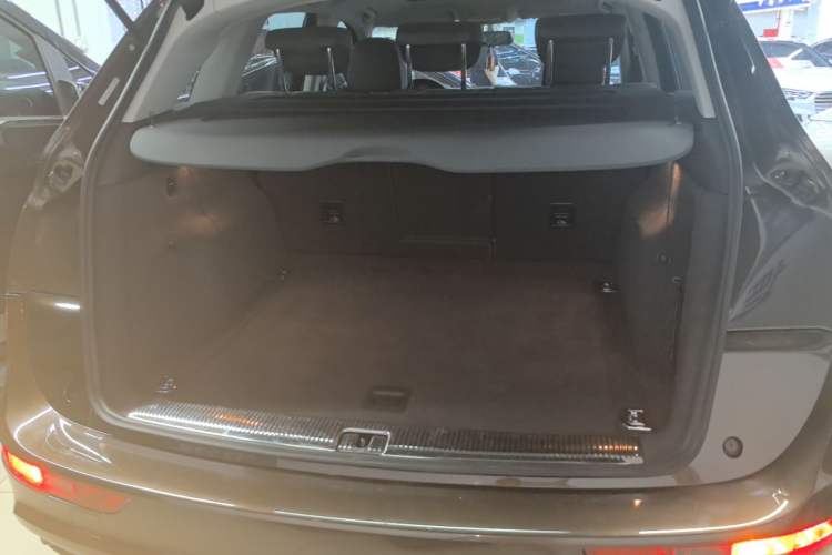 Used Audi Q5 2017 Plus 40 TFSI Ambition Model Trunk