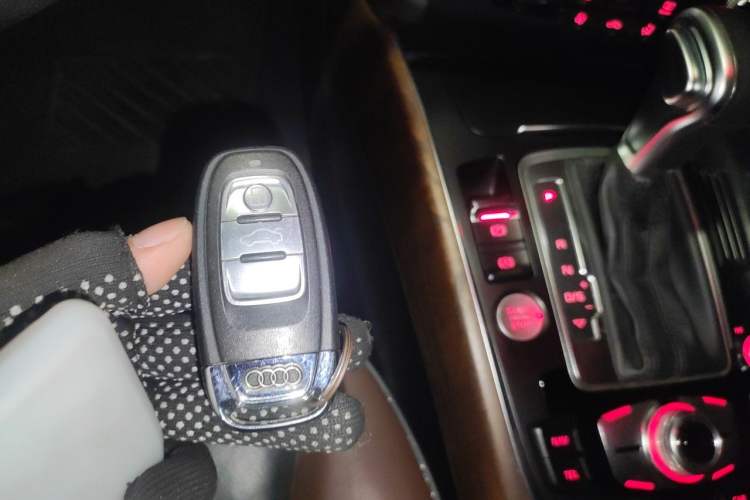 Used Audi Q5 2017 40 TFSI Comfort Model Vehicle Key