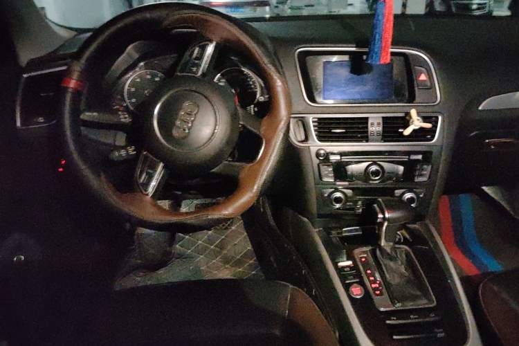 Used Audi Q5 2017 40 TFSI Comfort Model Center Console