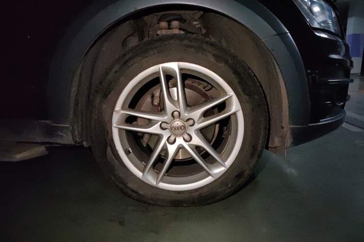 Used Audi Q5 2017 40 TFSI Comfort Model Right Front Wheel Hub