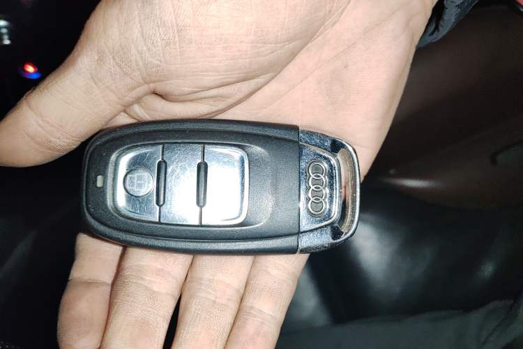 Used Audi Q5 2017 40 TFSI Comfort Model Vehicle Key
