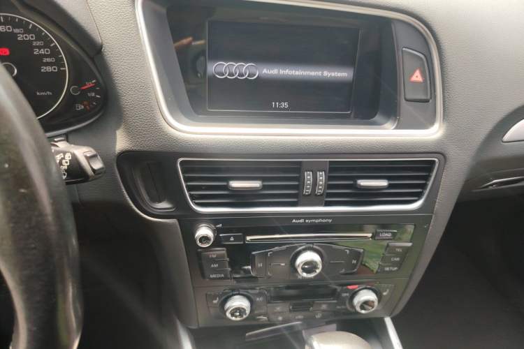 Used Audi Q5 2017 40 TFSI Technology Edition Audio And AC Panel