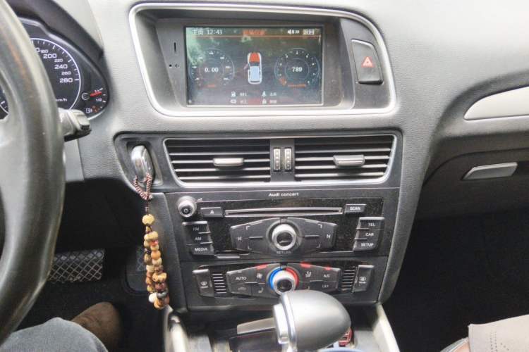 Used Audi Q5 2017 Plus 40 TFSI Ambition Model Audio And AC Panel