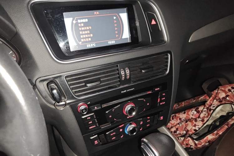 Used Audi Q5 2017 40 TFSI Ambition Edition Audio And AC Panel