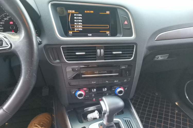 Used Audi Q5 2017 Plus 40 TFSI Comfort Model Audio And AC Panel