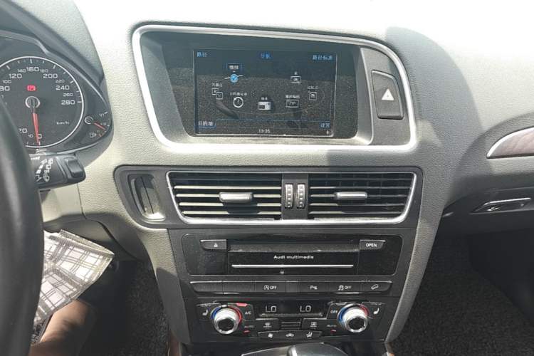 Used Audi Q5 2017 40 TFSI Comfort Model Audio And AC Panel