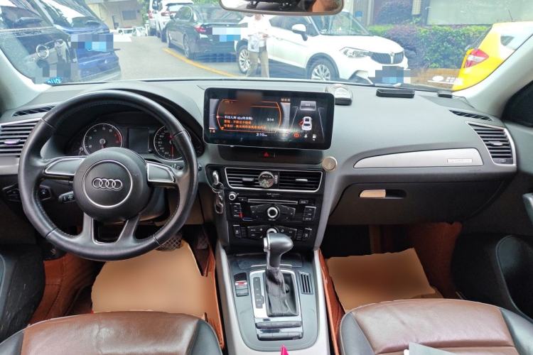 Used Audi Q5 2017 40 TFSI Ambition Edition Center Console