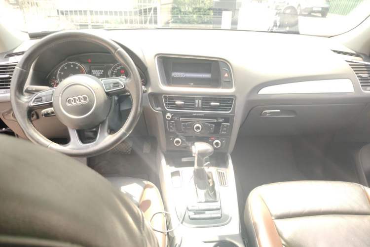 Used Audi Q5 2017 40 TFSI Technology Edition Center Console