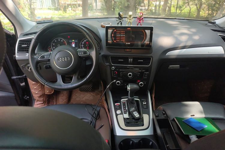 Used Audi Q5 2017 Plus 40 TFSI Technology Model Center Console