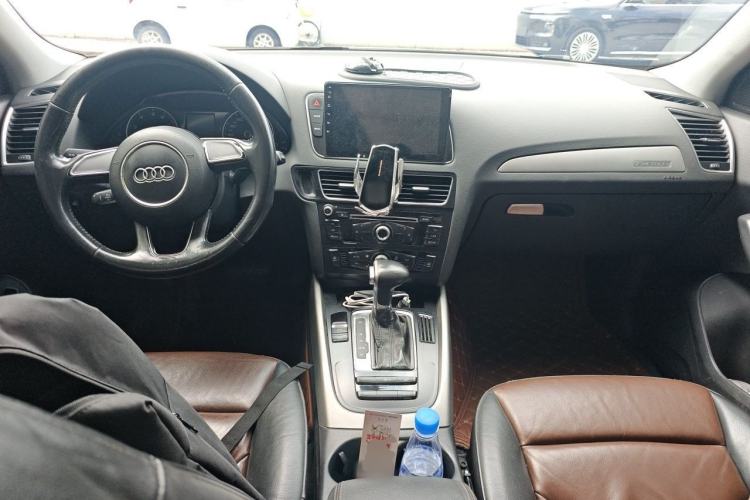 Used Audi Q5 2017 40 TFSI Ambition Edition Center Console