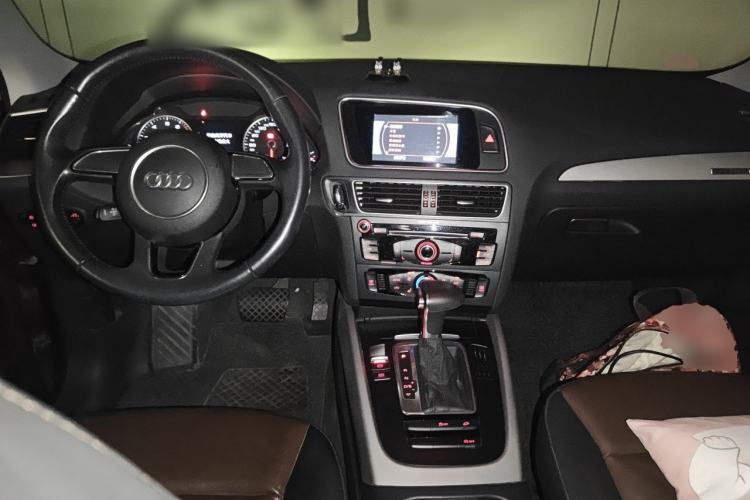 Used Audi Q5 2017 40 TFSI Ambition Edition Center Console