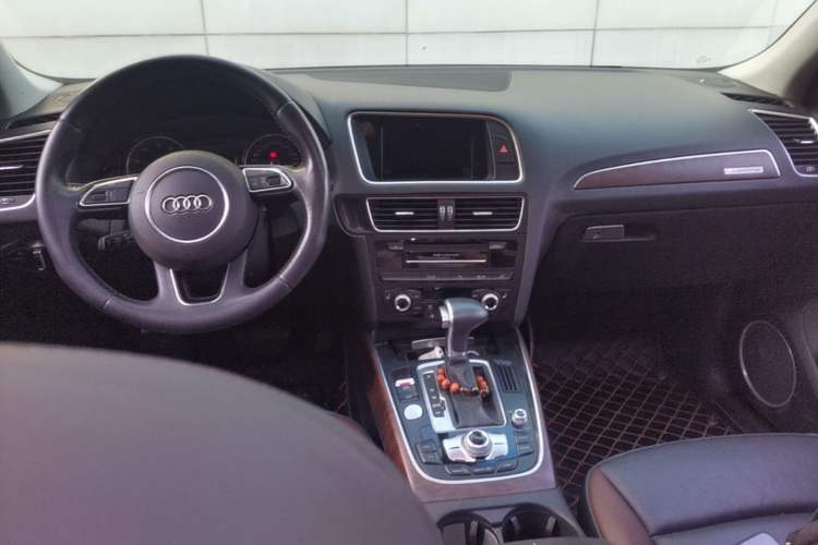 Used Audi Q5 2017 Plus 40 TFSI Comfort Model Center Console