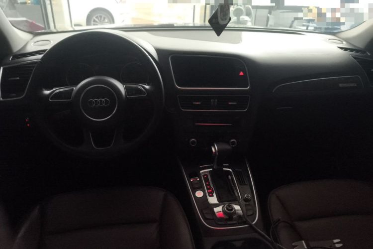 Used Audi Q5 2017 40 TFSI Comfort Model Center Console
