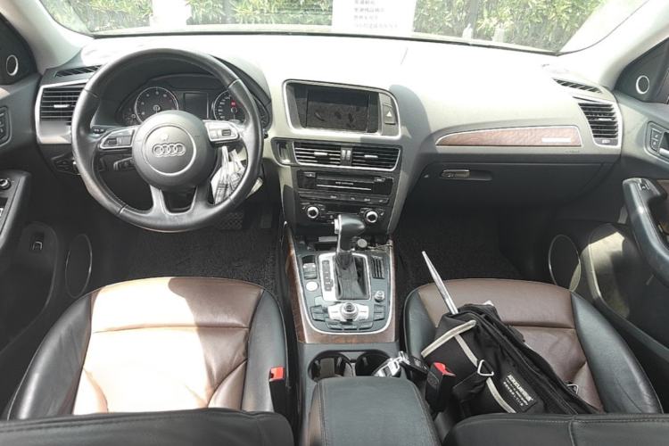 Used Audi Q5 2017 40 TFSI Comfort Model Center Console