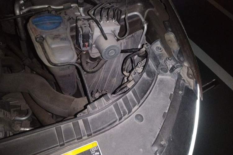 Used Audi Q5 2017 40 TFSI Comfort Model Engine Bay Left