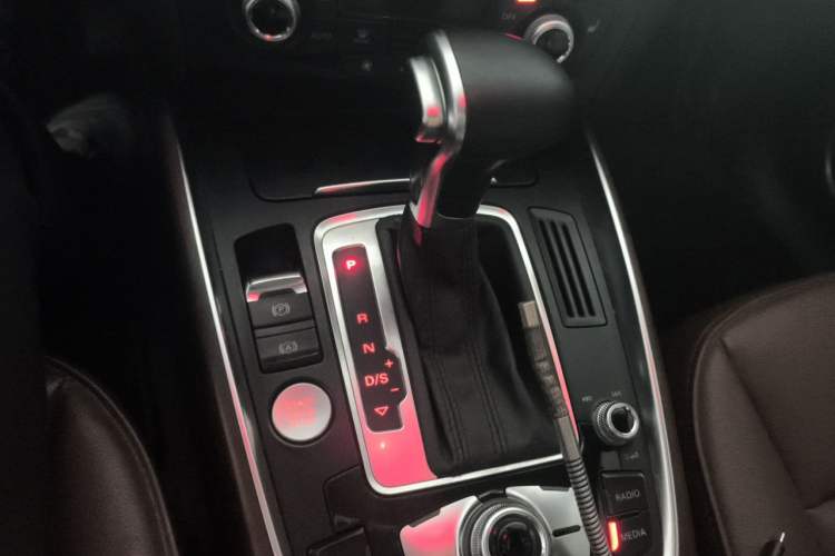 Used Audi Q5 2017 40 TFSI Comfort Model Gear Lever