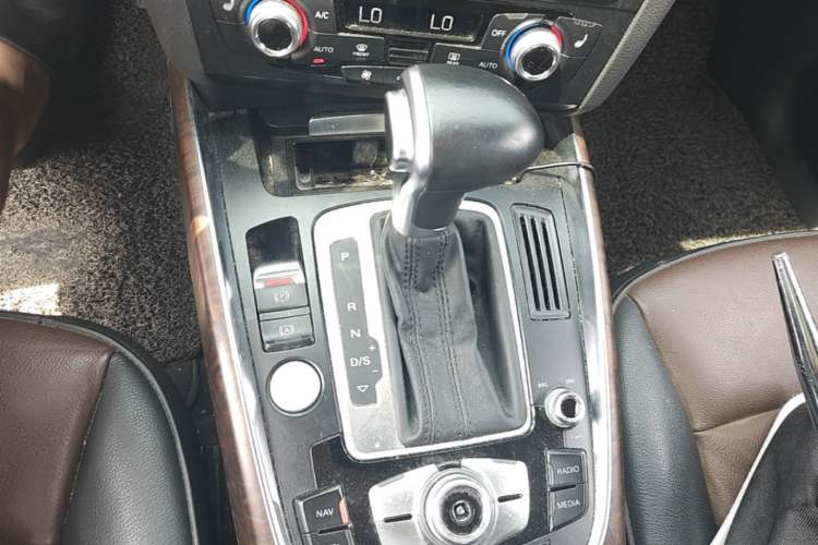 Used Audi Q5 2017 40 TFSI Comfort Model Gear Lever