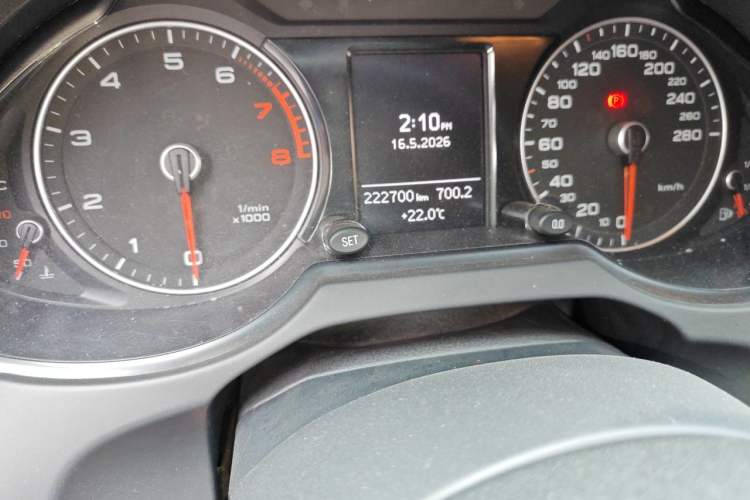Used Audi Q5 2017 40 TFSI Ambition Edition Odometer Close Up