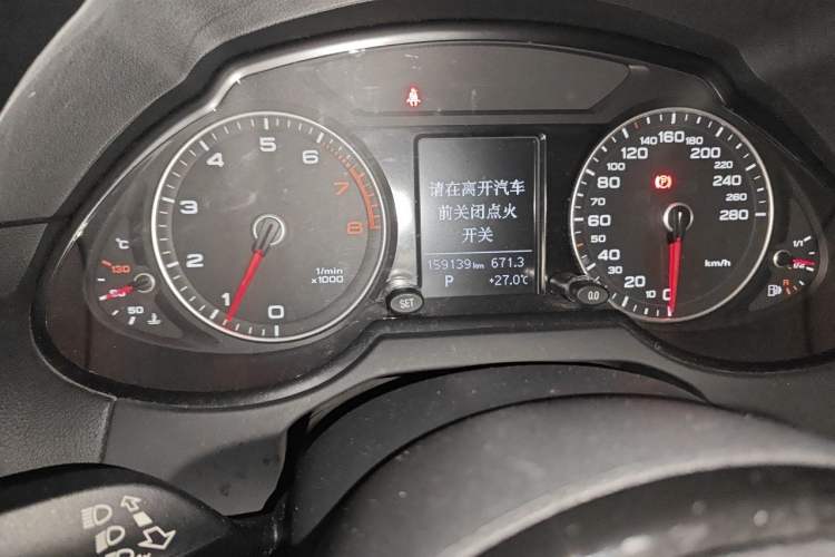 Used Audi Q5 2017 40 TFSI Ambition Edition Odometer Close Up