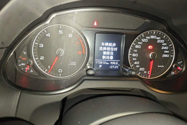 Used Audi Q5 2017 40 TFSI Ambition Edition Odometer Close Up