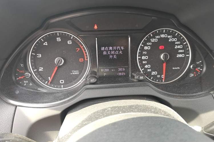 Used Audi Q5 2017 40 TFSI Comfort Model Odometer Close Up