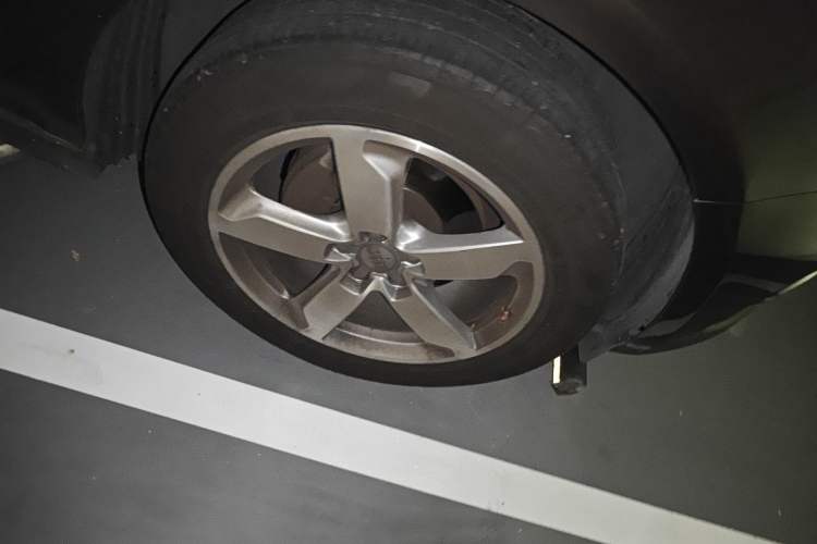 Used Audi Q5 2017 40 TFSI Ambition Edition Right Front Wheel Hub