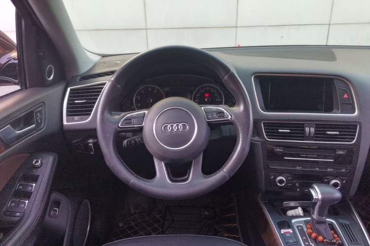 Used Audi Q5 2017 Plus 40 TFSI Comfort Model Steering Wheel