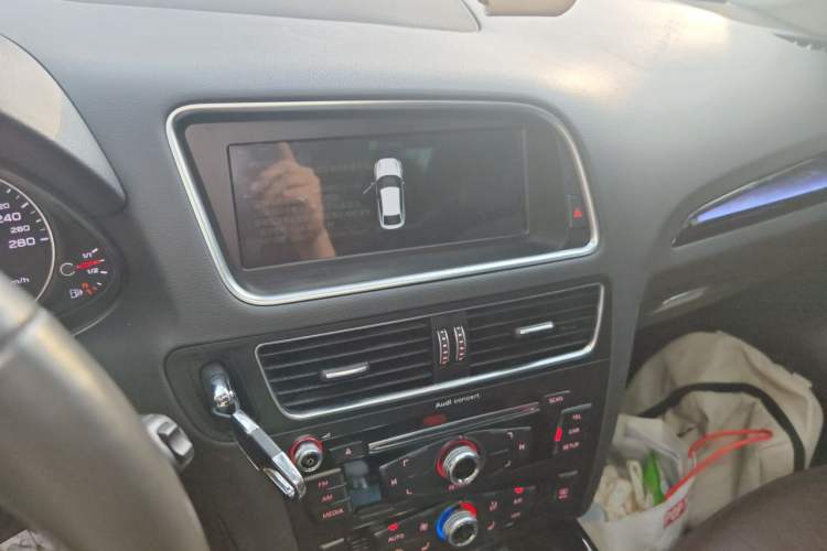 Used Audi Q5 2017 Plus 40 TFSI Ambition Model Audio And AC Panel