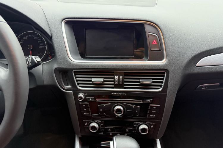 Used Audi Q5 2017 Plus 40 TFSI Technology Model Audio And AC Panel