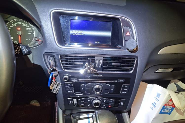 Used Audi Q5 2017 40 TFSI Ambition Edition Audio And AC Panel