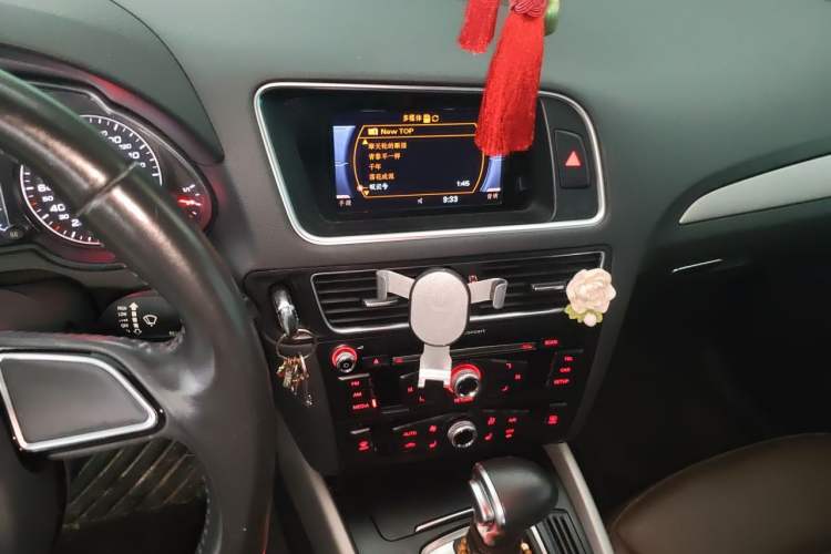 Used Audi Q5 2017 40 TFSI Ambition Edition Audio And AC Panel