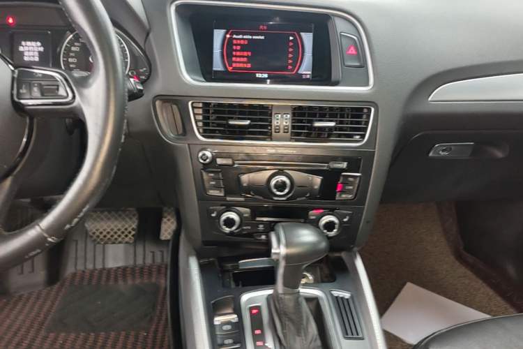 Used Audi Q5 2017 40 TFSI Technology Edition Audio And AC Panel