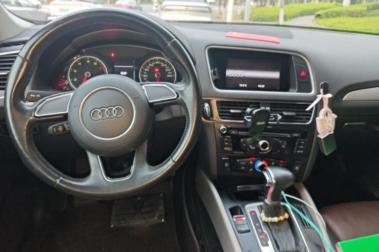 Used Audi Q5 2017 40 TFSI Ambition Edition Center Console