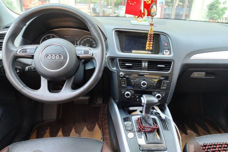 Used Audi Q5 2017 Plus 40 TFSI Technology Model Center Console