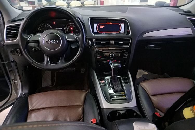 Used Audi Q5 2017 40 TFSI Ambition Edition Center Console