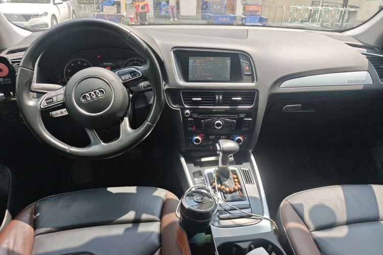 Used Audi Q5 2017 Plus 40 TFSI Technology Model Center Console