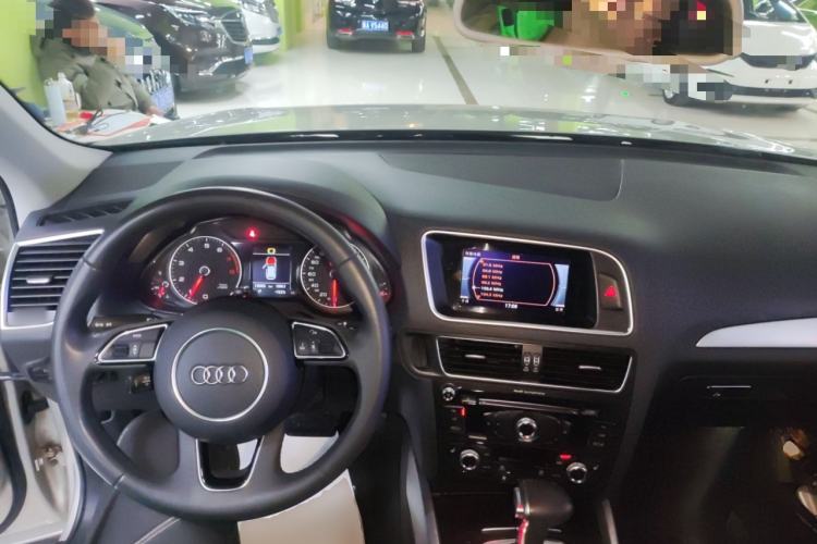 Used Audi Q5 2017 Plus 40 TFSI Technology Model Center Console